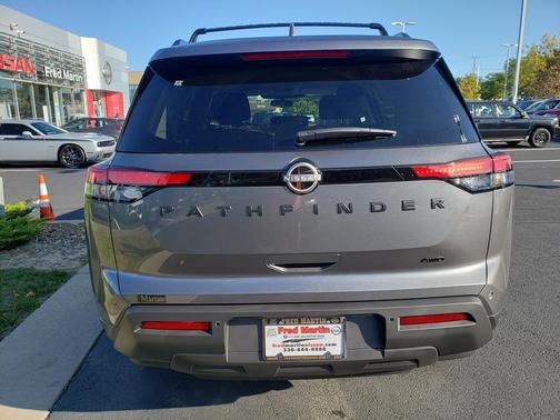2025 Nissan Pathfinder SV