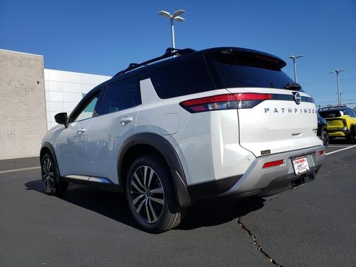 2025 Nissan Pathfinder Platinum