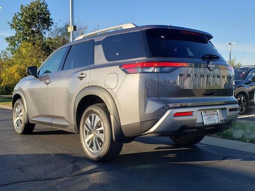 2025 Nissan Pathfinder SL