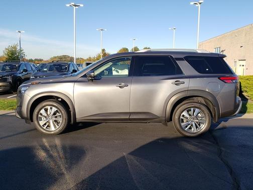 2025 Nissan Pathfinder SL