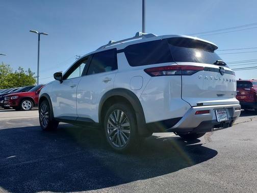 2025 Nissan Pathfinder SL