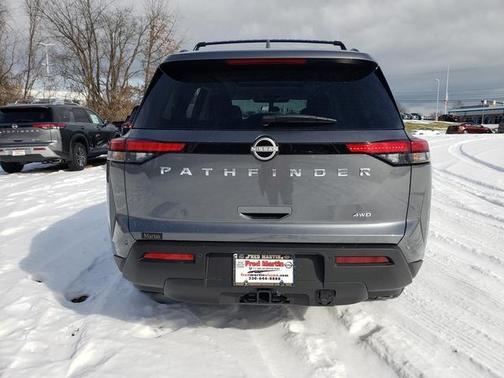 2025 Nissan Pathfinder SV