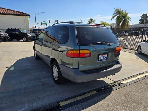 Green 1999 Toyota Sienna LE