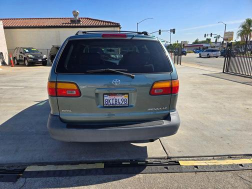 Green 1999 Toyota Sienna LE