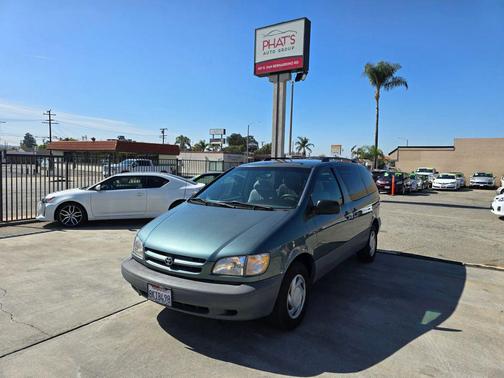 Green 1999 Toyota Sienna LE