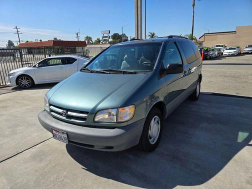 Green 1999 Toyota Sienna LE
