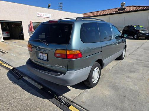 Green 1999 Toyota Sienna LE