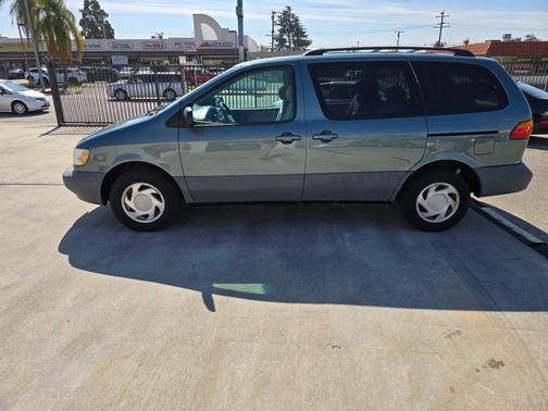 Green 1999 Toyota Sienna LE