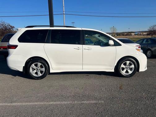 2018 Toyota Sienna LE