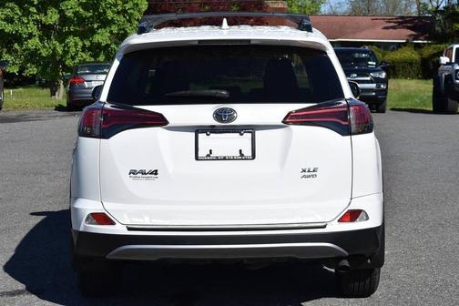 Super White 2018 Toyota RAV4 XLE