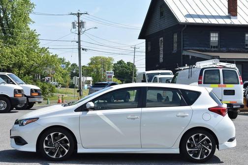 Blizzard Pearl 2017 Toyota Corolla iM Base