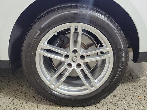 Carrara White Metallic 2024 Porsche Macan Base
