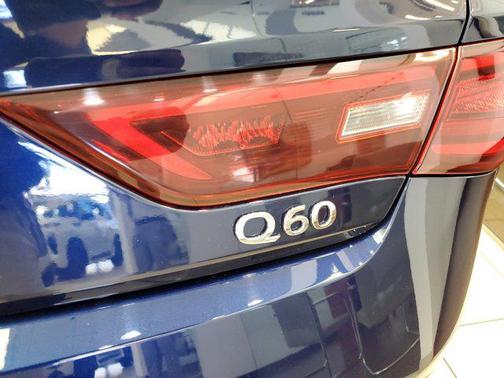 2022 INFINITI Q60 LUXE
