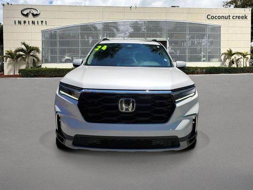 White 2024 Honda Pilot Touring
