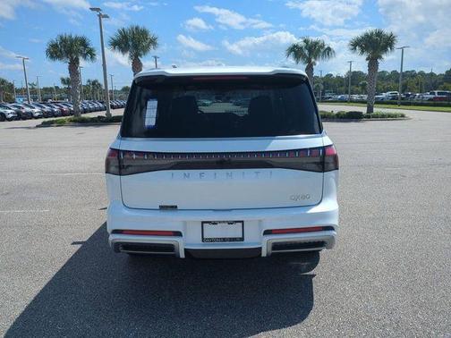 Radiant White 2026 INFINITI QX80 Luxe