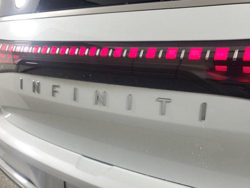 2025 INFINITI QX80 Luxe