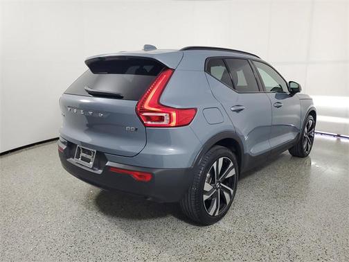 2023 Volvo XC40 B5 Plus Dark Theme