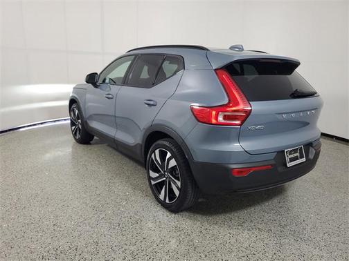 2023 Volvo XC40 B5 Plus Dark Theme