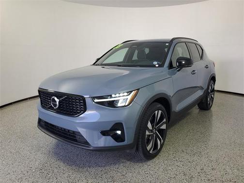 2023 Volvo XC40 B5 Plus Dark Theme