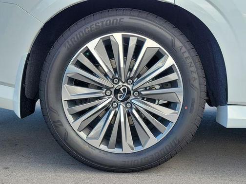 White 2027 INFINITI QX80 Luxe