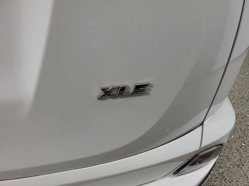 Super White 2018 Toyota RAV4 XLE