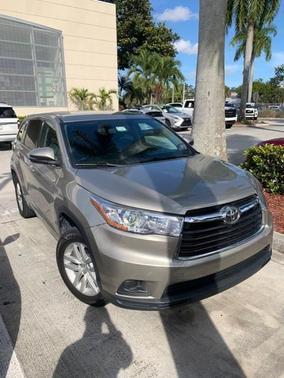 Photo 2 of 3 of 2015 Toyota Highlander LE