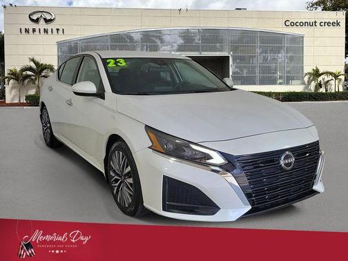 White 2023 Nissan Altima 2.5 SV