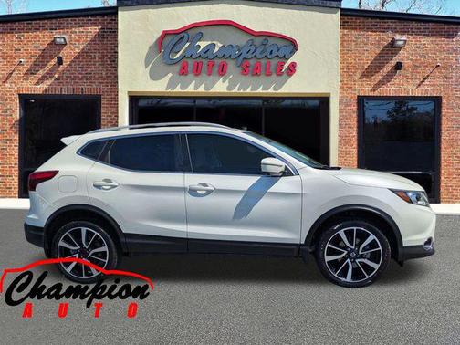 Pearl White 2018 Nissan Rogue Sport SL