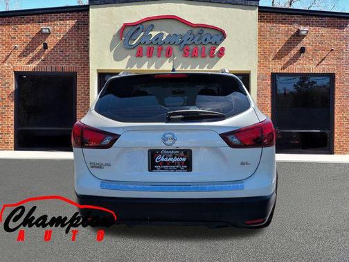 Pearl White 2018 Nissan Rogue Sport SL