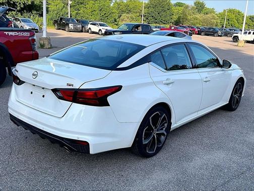 Glacier White 2024 Nissan Altima 2.5 SR