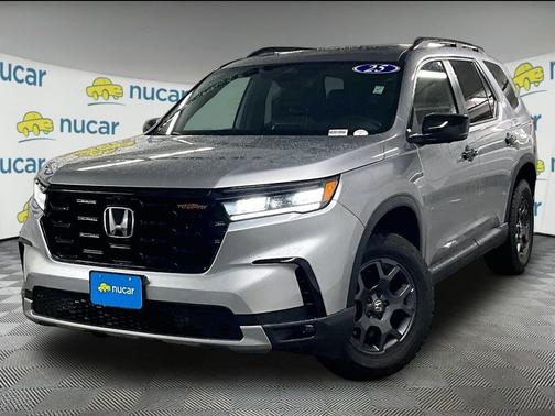 Lunar Silver Metallic 2025 Honda Pilot TrailSport