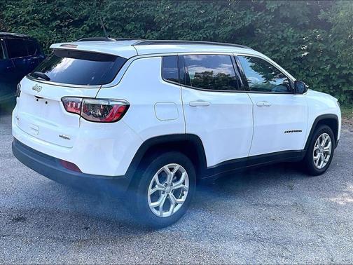 Bright White Clearcoat 2024 Jeep Compass Latitude
