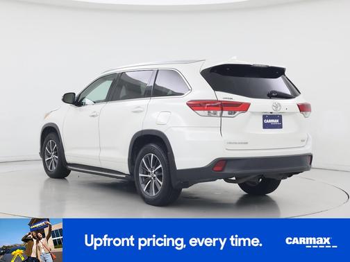 White 2017 Toyota Highlander XLE