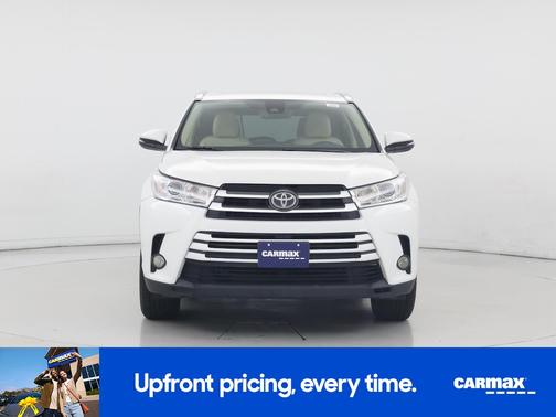 White 2017 Toyota Highlander XLE