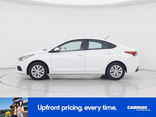White 2022 Hyundai Accent SE