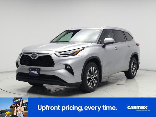 Silver 2022 Toyota Highlander Hybrid XLE