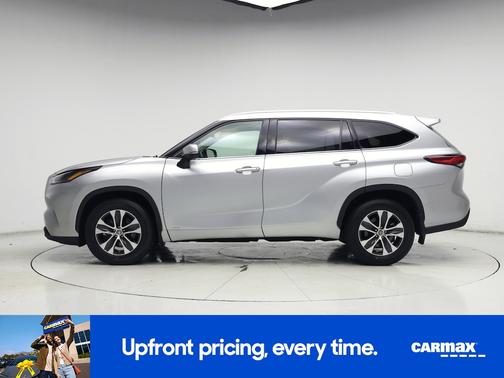 Silver 2022 Toyota Highlander Hybrid XLE