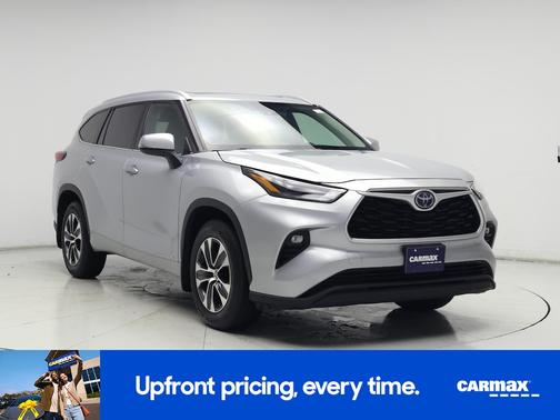 Silver 2022 Toyota Highlander Hybrid XLE