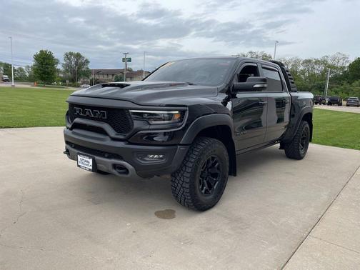 Diamond Black Crystal Pearlcoat 2022 RAM 1500 TRX