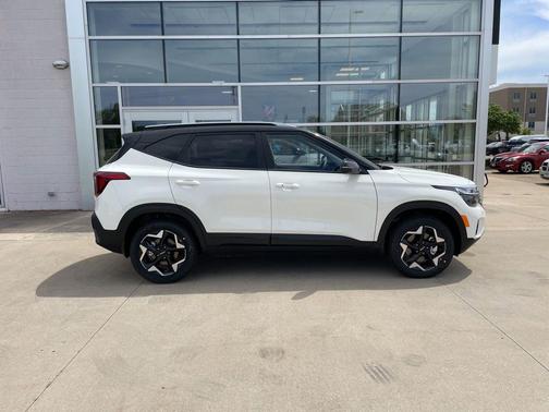 Clear White/Black Roof 2026 Kia Seltos S