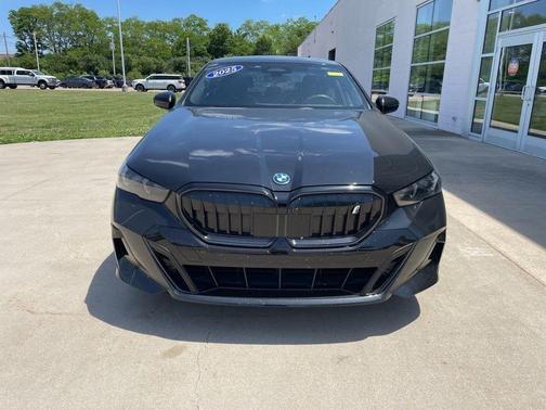 Black Sapphire Metallic 2025 BMW i5 xDrive40