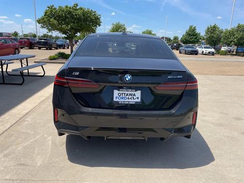 Black Sapphire Metallic 2025 BMW i5 xDrive40