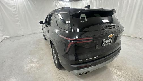 Mosaic Black Metallic 2024 Chevrolet Traverse LT