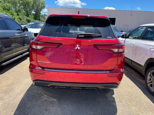 Red Diamond 2022 Mitsubishi Outlander Black Edition S-AWC