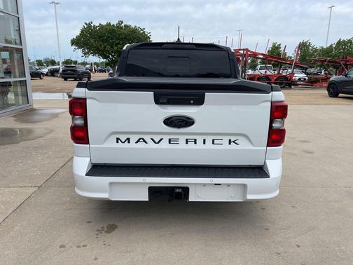 Oxford White 2025 Ford Maverick Lobo