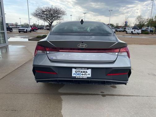 2025 Hyundai ELANTRA SE