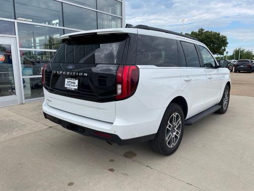 Oxford White 2025 Ford Expedition Active