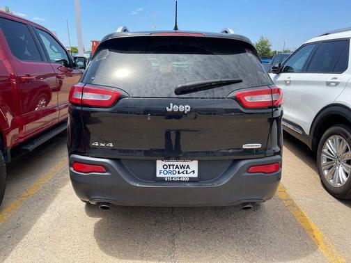 Brilliant Black Crystal Pearlcoat 2014 Jeep Cherokee Latitude