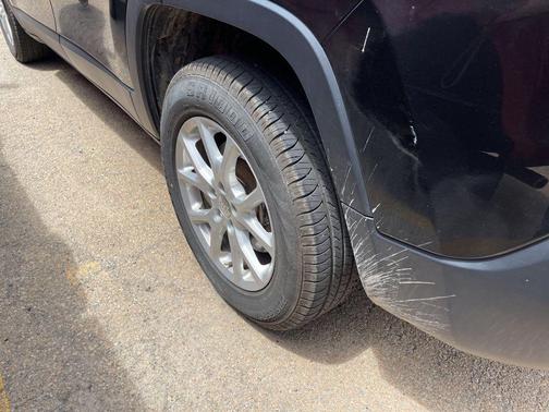 Brilliant Black Crystal Pearlcoat 2014 Jeep Cherokee Latitude