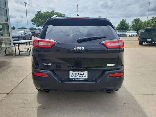 Brilliant Black Crystal Pearlcoat 2014 Jeep Cherokee Latitude